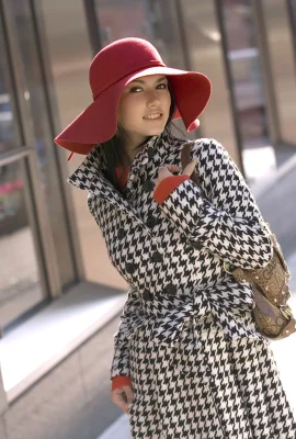 Ozawa Maria looks down at her beautiful breasts and her seductive eyes are too foul