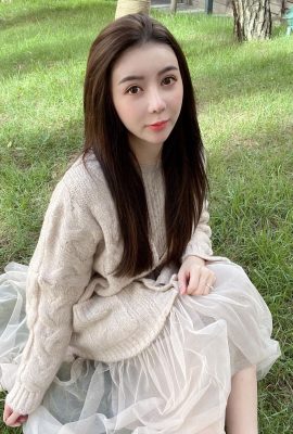 Huang Kebi is a pretty girl with full temperament… her slender figure makes people fall in love