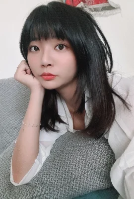 Yanyan’s smile matches her hot and cute figure!