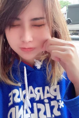 I-level queen Hong Rong’s perfect breasts are “white and plump” and are really big