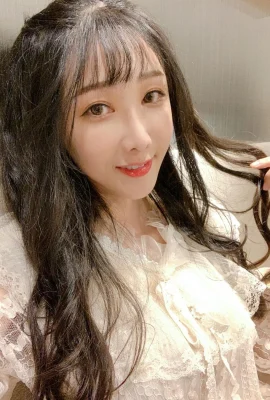 Pretty girl Qiaoqiao has fresh looks and hot figure