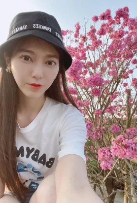 Excellent body proportions! Zhang Xiaoyi has big watery eyes and a sweet face