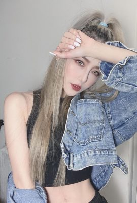 Hot DJ Elsa’s white and tender figure is in full view… I really want to exercise together