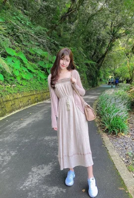 Manman, a pretty waitress on the high-speed rail, has a temperament and a look that makes people fall in love with her.