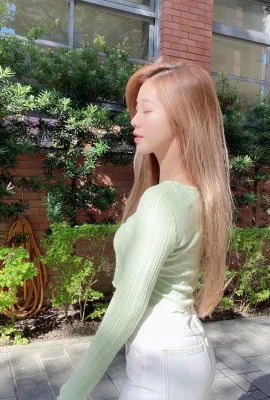 Clara has such a good figure that you won’t get tired of looking at it from top to bottom….