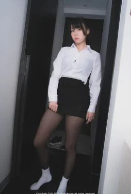 I like this brand of sweatpants. The appearance of camel hooves is so cool! Pure Media Vol.69 Mozzi (모찌)