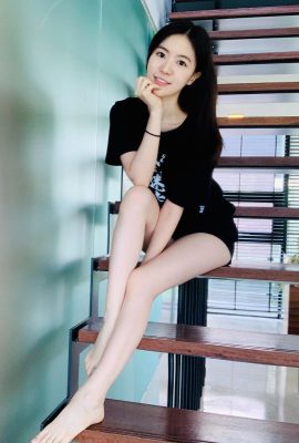 The pure and long-legged girl “Jiujiu” has an unscientific beauty with long hair, round breasts and a small waist, cute and sexy!