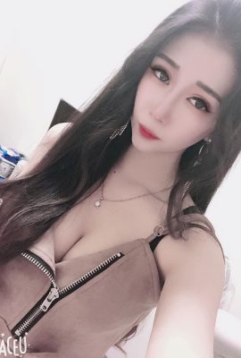 The sexy little fairy “Cai Ting” has white and tender side breasts revealing her “evil lines”. Her breasts are so big that she is full of impact when attacked from the front.