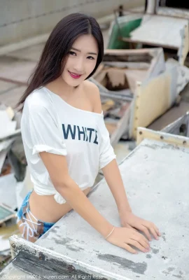 Hot young model Zhou Yanlin has charming eyes and extremely beautiful breasts