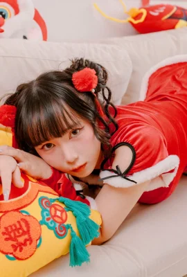 The busty little pony “Yu Xin” is blessed with big breasts and her “tight cheongsam outfit curves” are so hot!