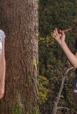 Hiking equipment does not include underwear! The girl with busty breasts releases her round breasts in the wild “without a bra” and is very wild