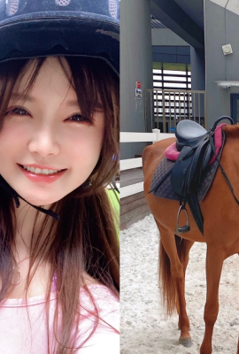 While riding a horse, I encountered a “super fierce girl with big headlights” and a “hot weapon” that even animals wanted to get close to!