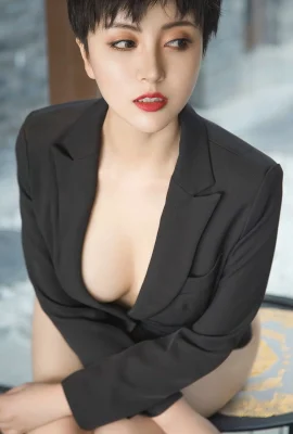 Jin Zhuoran’s black and white seductive red lips dyed with snow-colored lace (34P)