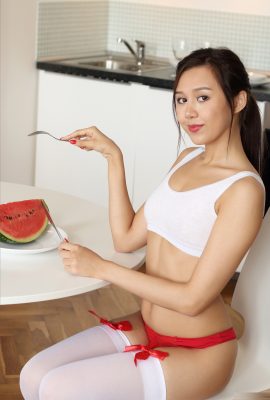 (Meet by chance on the Inte ) Young model Sakura Fresh Bites