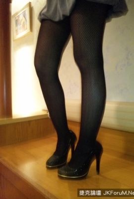 A picture that makes you want to lick the older sister wearing black stockings part2