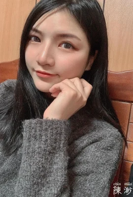 The attractive figure of the little horse girl Chen Miaomiao is looming