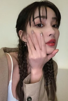 Natural beauty Du Shan has a flawless look and sexy temperament