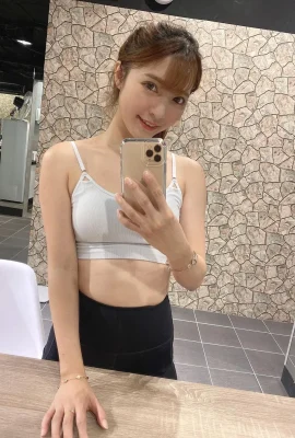 Xiao Xia Mi has exquisite facial features… her sweet smile can capture everyone’s attention