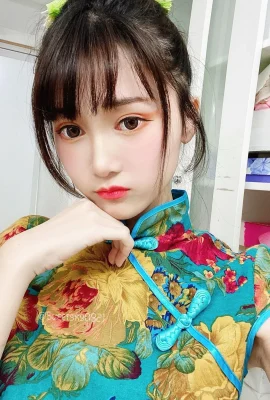 The sweet smile of the innocent girl “Sweet” makes people melt…