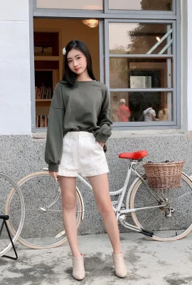 The beautiful Korean girl Lu Tingyi has a fair and tender face that can be broken by blows.