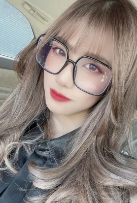 The pretty girl with big eyes and chubby face is too sweet