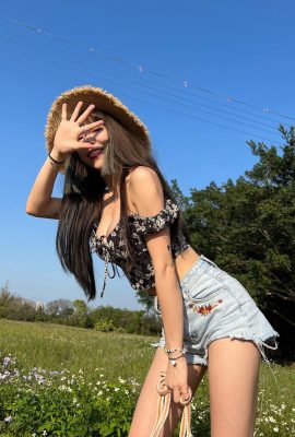 The hot sister “Dong Zining” has an unbearable hot figure, and the amount of milk is enough for a foul! The incredibly long legs are so sexy!