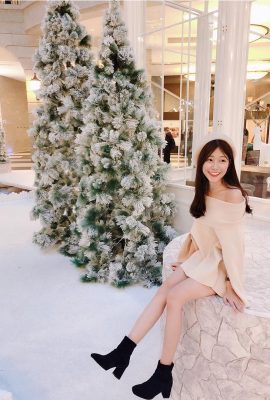 The first love hottie “Manman” shows off her hot figure with “super long legs” that makes people’s blood pump. The beautiful picture is so eye-catching!