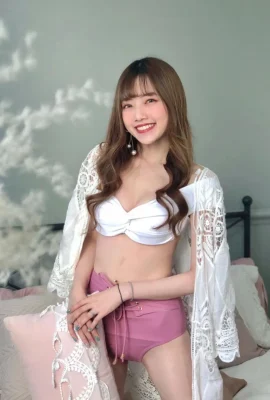 The elegant little sister exudes charming charm with her modest and watery eyes, and her “slender jade legs” instantly gain her leg control!