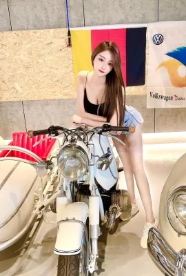 Yu Ting’s sweet smile and full curves are like a real doll, so dreamy, the picture is so ecstatic