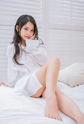 Taiwanese-Indonesian sweetheart “Rice Milk” has a sweet smile that is brighter than the sun, and her skin is fair and beautiful, and her long legs are eye-catching