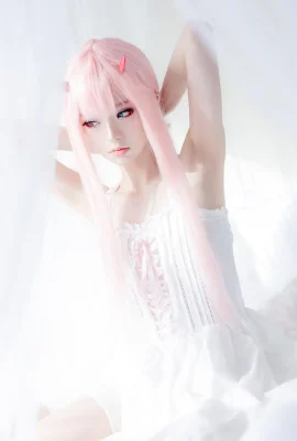 Hot girl coser “Zekia” shows off her small breasts in a bikini top! The deep electric eyes are super charming and full of love