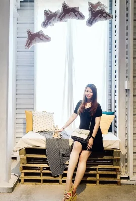 The concubine, a girl with big eyes and long legs, is so conspicuous that her front and back are curved, and her round and beautiful breasts can hardly be covered by her bra.