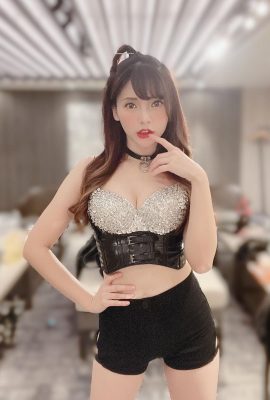 The super sweet girl “Yu Xiaowen” has such hot and long legs, her “white and tender ant waist” is so perfect and sexy, and her proportions are so alluring!