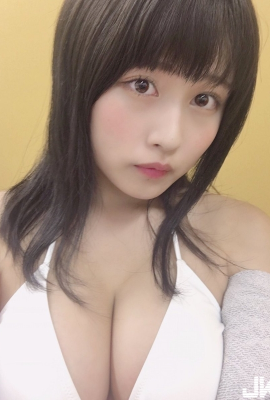 Yoshino Chitosu’s author/gravure image