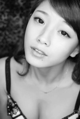 Vetiver’s baby “wears a black penis and sleeps on her stomach” with her beautiful legs exposed and her heart is so hot that it almost melts!