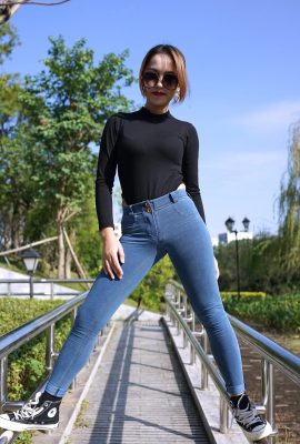 Selected Street Photography No.0084 Original Picture of Beautiful Skinny Jeans