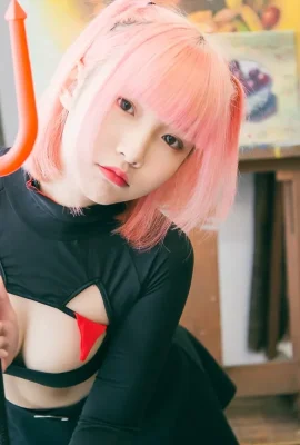 The two-dimensional girl “Kaka”‘s hollowed-out busty outfit is so hot that she will conquer you instantly with her deep career line!