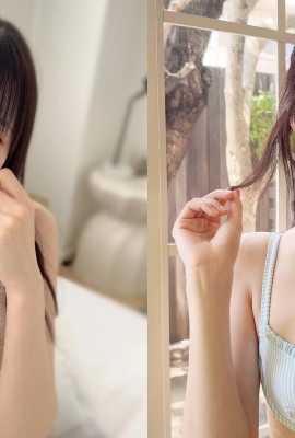 The contrast is great! The 22-year-old super sexy girl “takes off her clothes and shows off her beautiful breasts”, her pure lust makes people fall in love