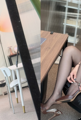 The office sister is so naughty! “Big Breasted OL” takes selfies with her butt raised at work and takes off her clothes to take a nap, which is so exaggerated!