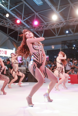 Hi! TAE’s opening girl group “Luxy Girls” staged a strip show… “Naked vinyl” can’t cover up sexy curves