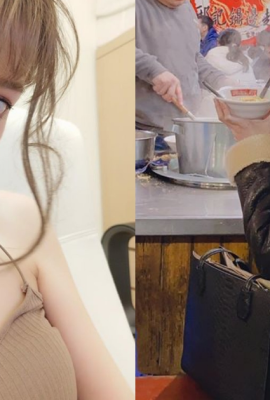 Really interesting! The “magical girl with big eyes” in front of the food stall, Jing’er, has delicate features and looks back with a smile that makes people fall in love instantly!