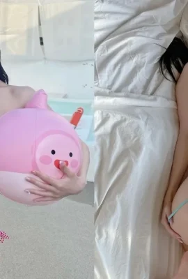 The pure and beautiful girl is so sexy! When playing in the water, she uses “balloons to cover her spots” and her bikini panties are stretched to the bottom!